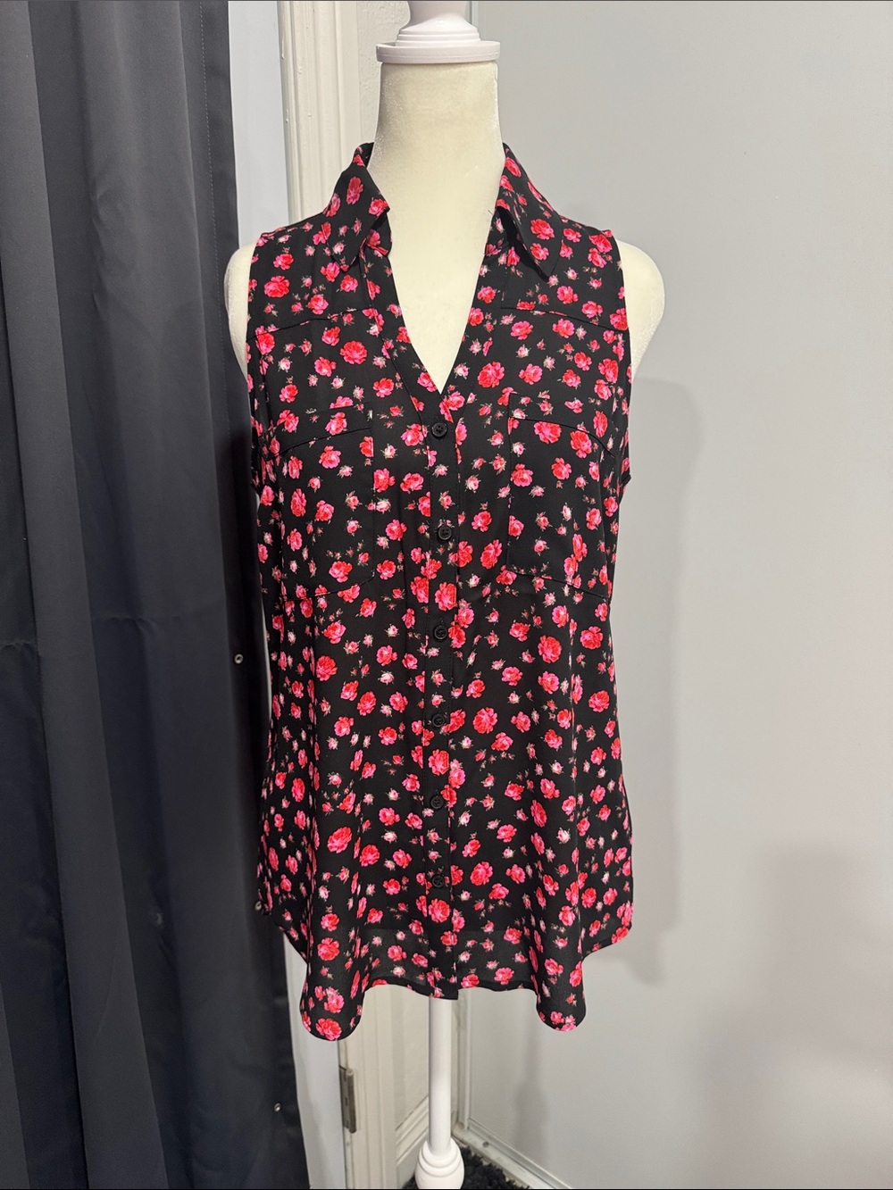 Express Portofino Sleeveless Black Floral Button-Front Top - Pink Rose Print